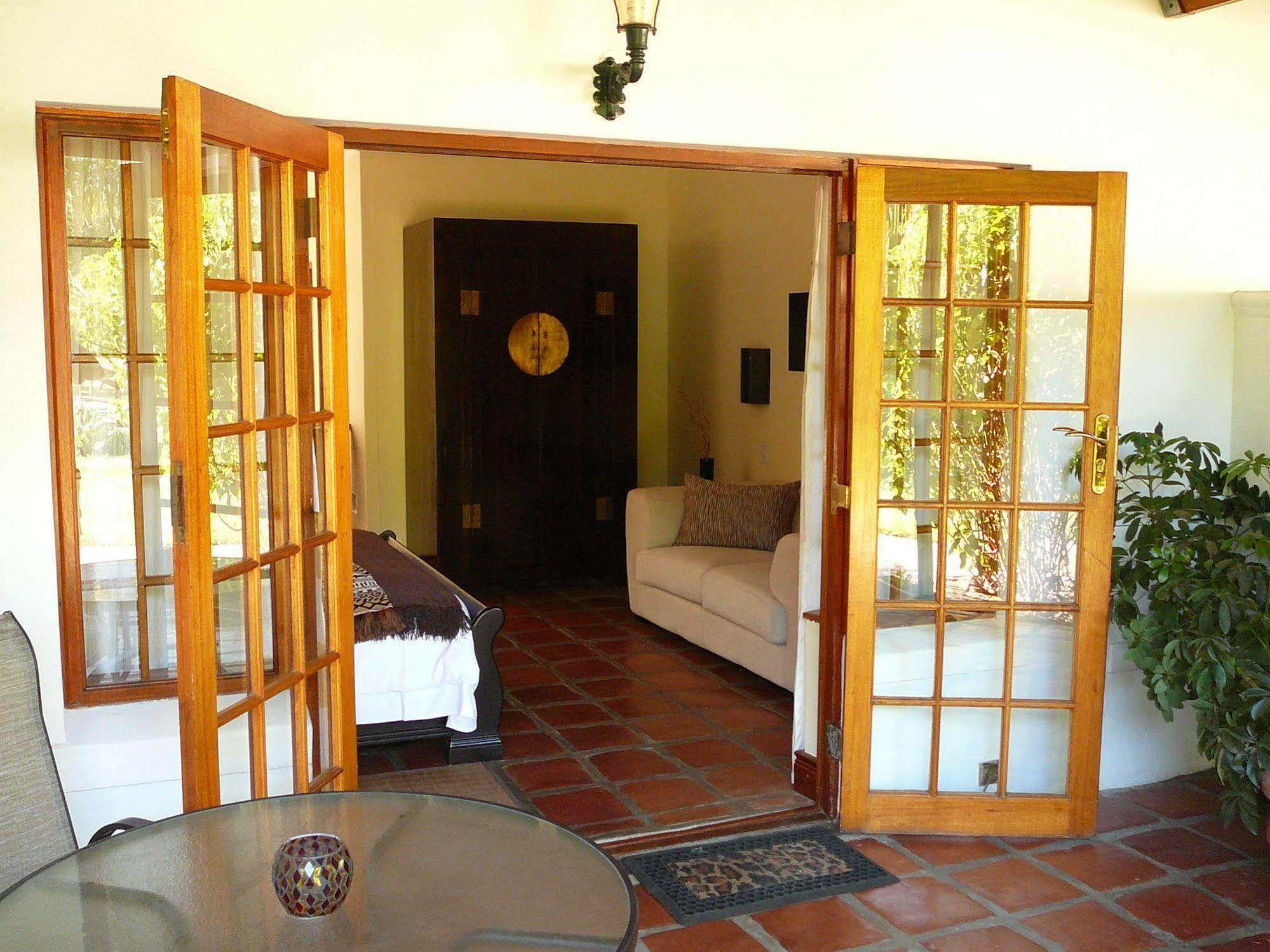Orange-Ville Lodge & Guesthouse Stellenbosch Bagian luar foto